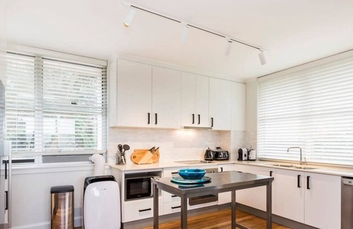 Bondi Beach Apartment | Bondi Beachside Apartment: 3 Bedrooms & Parking
