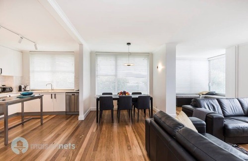 Bondi Beach Apartment | Bondi Beachside Apartment: 3 Bedrooms & Parking
