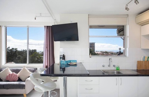 Bondi Apartment | Bondi Fairview Coastal Panorama with Balcony