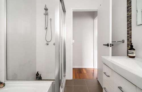 North Bondi Apartment | Bondi Heights- ModTop Floor-2Br Views Pool Car Spc