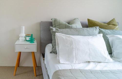 North Bondi Apartment | Bondi Heights- ModTop Floor-2Br Views Pool Car Spc