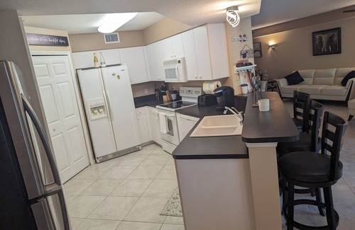 Bonita Springs Condo | Bonita Beach, Gated, Pools. Hot tubs. tennis court, Gym. Beaches minutes away