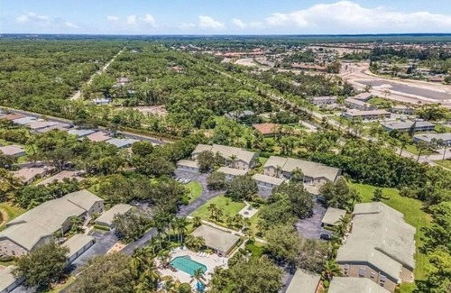 Bonita Springs Condo | Bonita Beach, Gated, Pools. Hot tubs. tennis court, Gym. Beaches minutes away