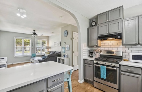 Galveston House | Bonita Beach House | Close to UTMB & Cruise Terminals +Dog Friendly + Firepit!