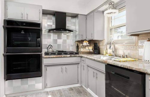 Porterville House | Bonita Blue - Spa & Zen Pond
