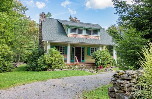 Eagles Mere Cottage | "Bonita's Bungalow" is a stone throw away from the center of town in Eagles Mere