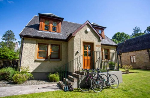 Arden Cottage | Bonnie Banks Cottage - Sleeps 6 - sleeps 6 guests in 3 bedrooms