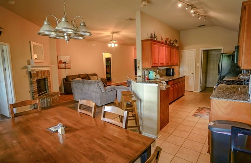 San Antonio House | Bonnie's Far West SA Home for 10 with EV Charger