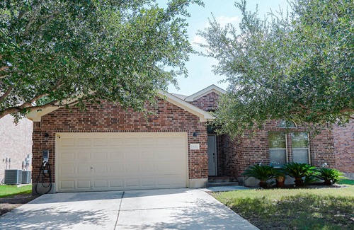 San Antonio House | Bonnie's Far West SA Home for 10 with EV Charger