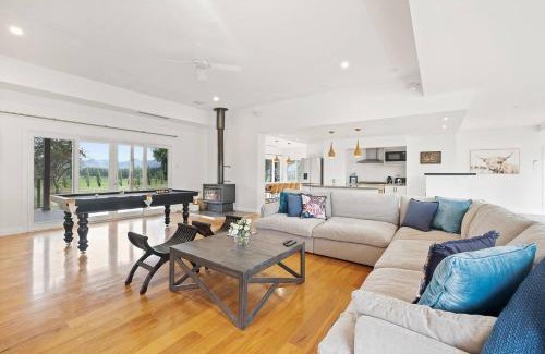 Bombira House | 'Bonnie View' A Magnificently Luxurious Retreat