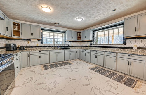 Hardyville House | Bonnieville Farmhouse on 69 Acres w/Porch!