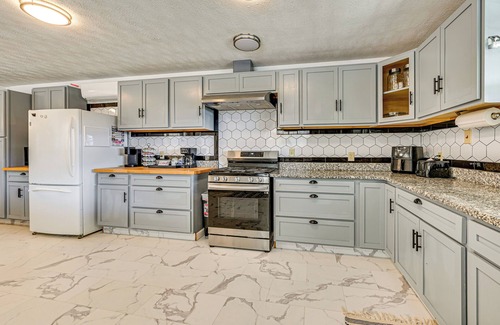 Hardyville House | Bonnieville Farmhouse on 69 Acres w/Porch!