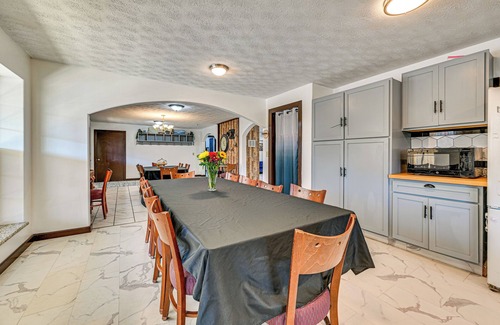 Hardyville House | Bonnieville Farmhouse on 69 Acres w/Porch!