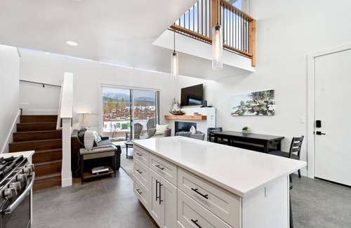Whitefish Condo | Book a Festive Stay! Mountain View Quarry Home! Close to Downtown Whitefish!