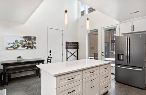 Whitefish Condo | Book a Festive Stay! Mountain View Quarry Home! Close to Downtown Whitefish!