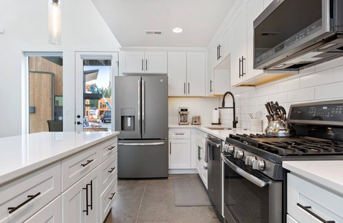 Whitefish Condo | Book a Festive Stay! Mountain View Quarry Home! Close to Downtown Whitefish!