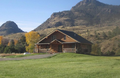 Gardiner Cabin | Book both of our lodges and have a family reunion in Yellowstone!
