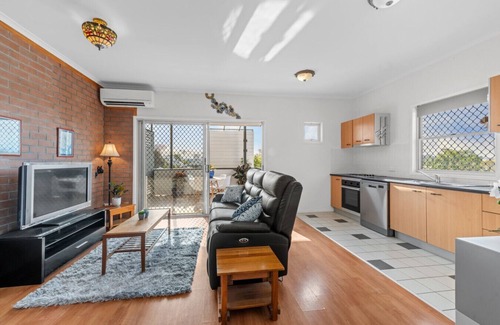 West End Apartment | Book for Brisbane Festival - Parking & Wifi