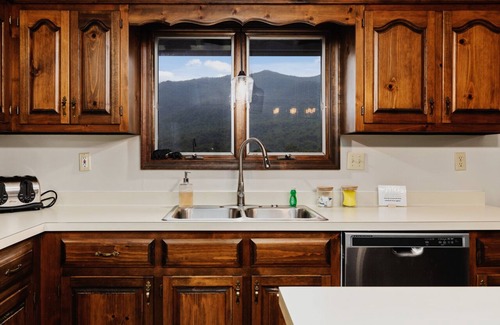 Roseland House | Book for Fall! Nelson 151, MTN views!