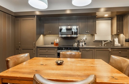 Homewood Cottage | Book For Fall! Romantic Cottage near Beach and Homewood Mountain Resort