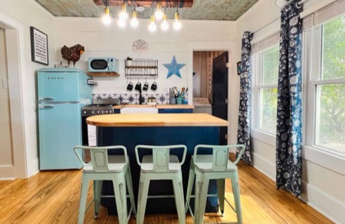 Brenham House | Book Haven 2BR by fairgrounds/Blue Bell Creameries