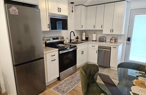 Fargo House | Book l Tiny House in Fargo l Minutes from NDSU l Hot tub & Detached Garage!