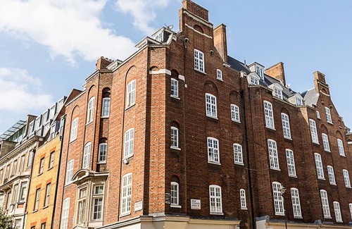 Fitzrovia Apartment | Book Lovers West End Home