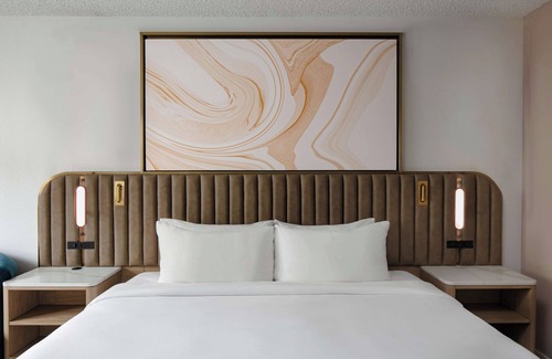 Flagami Hotel | Book Now! 2 Spacious Units, Free Airport Shuttle, On-Site Restaurant