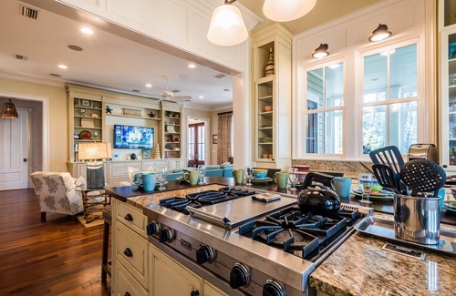 Cottage District House | Book Now for Fall Stays! Cottage District, Rooftop Deck, Lake Views, Carriage House!