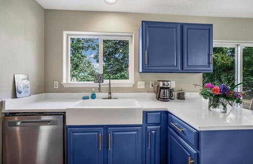 Newberg House | Book now for fall 2025 specials! Fire-pit, garage games, wine country relaxing