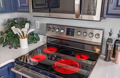 Newberg House | Book now for fall 2025 specials! Fire-pit, garage games, wine country relaxing
