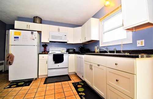 Eastward Look House | BOOK SUMMER 2026 EARLY FOR BEST DEAL!Walk to beach, large Gambrel, 4 bds, 2 bth.