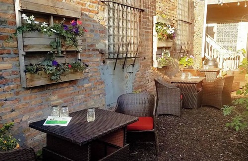 Woodlawn Apartment | Book the Great Migration Guest House. Family-sized condo near the Green Line.nn