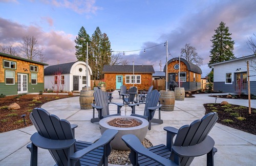 McMinnville Cottage | Book the Lodge at The Boutique Retreat in historic downtown McMinnville.