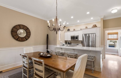 Watercolor Condo | Book Today for a Fall Getaway! Park District - Park View! 3 Adult Bikes! Central Location!