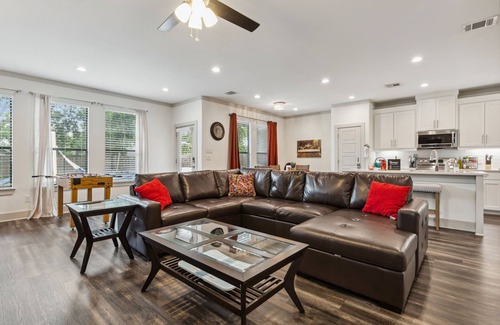 West Dallas House | BOOK TODAY! King Bed with Hot Tub, FirePit, BBQ, Large yard, Garage!