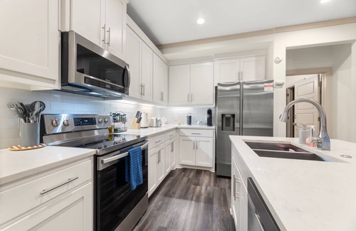 West Dallas House | BOOK TODAY! King Bed with Hot Tub, FirePit, BBQ, Large yard, Garage!