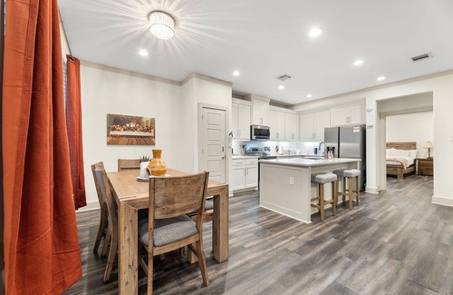 West Dallas House | BOOK TODAY! King Bed with Hot Tub, FirePit, BBQ, Large yard, Garage!