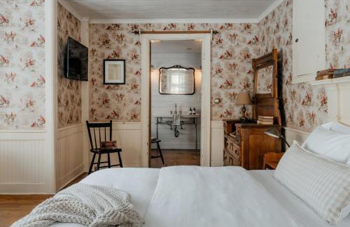 Hobart Apartment | Book Village Inn - Twain Room Queen Bed
