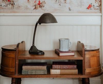 Hobart Apartment | Book Village Inn - Twain Room Queen Bed