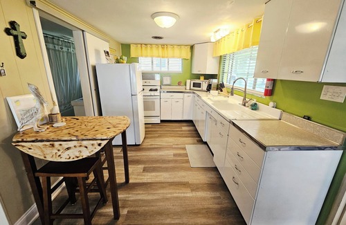 Quincy Cottage | Book your 2025 Fall Dates Now! -Pontoon for Rent-