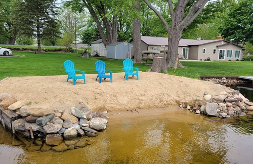 Quincy Cottage | Book your 2025 Fall Dates Now! -Pontoon for Rent-