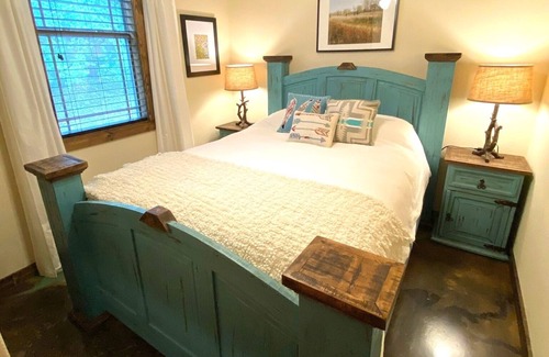Canyon Lake Cottage | BOOK YOUR SUMMER FUNCATION NOW!Fawn Creek~kayaks~Boat ramp 1~Fire pit- SLEEPS 6