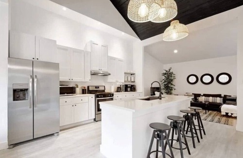Denver Heights House | Bookd In Texas Denver Heights - minutes from Frost Bank Center and Downtown SA