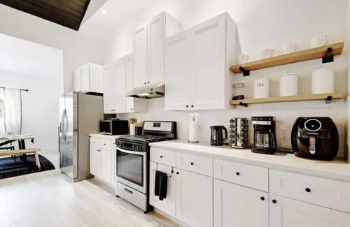 Denver Heights House | Bookd In Texas Denver Heights - minutes from Frost Bank Center and Downtown SA