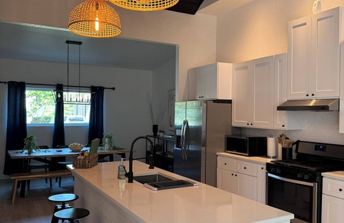 Denver Heights House | Bookd In Texas Denver Heights - minutes from Frost Bank Center and Downtown SA
