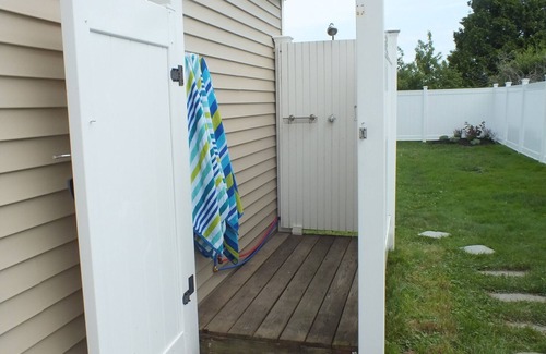 Eastward Look House | Booking 2026 Spacious 5-bdrm house Private Backyard, Free Beach Parking