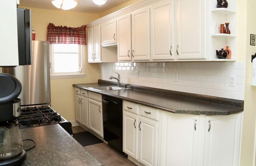 Ocean Grove House | Booking for 2025 PRIVATE PARKING, 1.5 blocks to beach, pet friendly,cental air