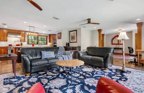 Tallahassee House | Booking now! Lake, Pool, Spa, Man Cave, Game Room
