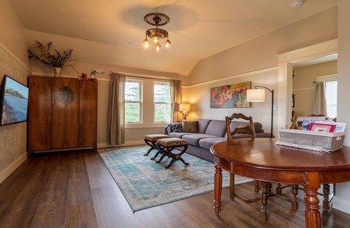 Historic Railroad District House | BookStayHop - RedTail McCall Suite~ Hot Tub and Convienent Tesla Station